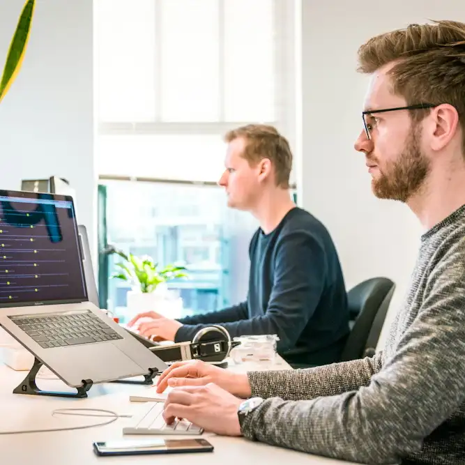 Tim BebeCode sedang mengerjakan website di depan komputer